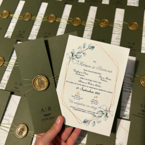 Invitație de nuntă handmade verde olive cu sigiliu din ceară