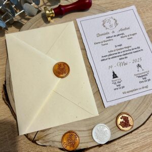 Invitație de nuntă texturată cu sigiliu bronz și plic cream cu buline