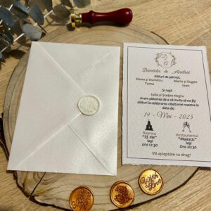 Invitație de nuntă texturată cu sigiliu alb și plic alb sidefat