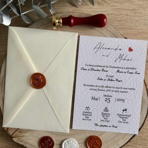 Invitație de nuntă texturată cu sigiliu bronz și plic crem texturat – design elegant