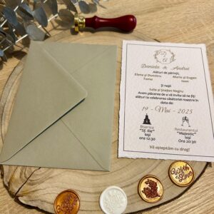 Invitație de nuntă pe carton texturat cu sigiliu alb și plic gri – design elegant