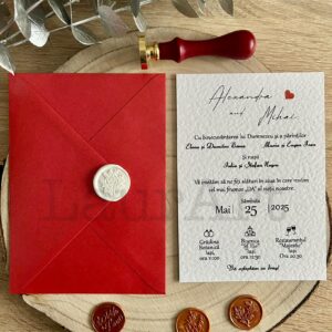 Invitație de nuntă texturată cu sigiliu alb și plic roșu