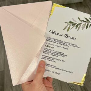Invitație de nuntă cu crenguță de măslin, margini cu foiță aurie, sigiliu alb și plic roz pudră sidefat