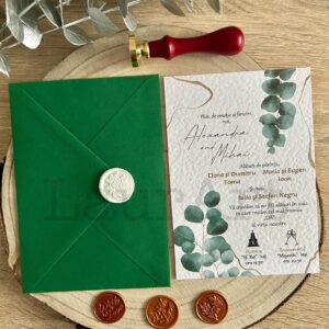 Invitație de nuntă cu design eucalipt, plic verde smarald și sigiliu alb