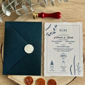 Invitație de nuntă texturată cu sigiliu alb și plic albastru royal sidefat