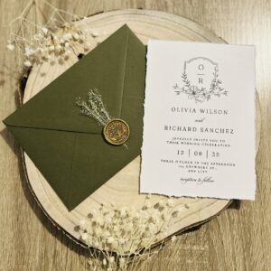 Invitație de minimalistă cu plic Olive, margini rupte, sigiliu de ceară și flori uscate – stil Botanical