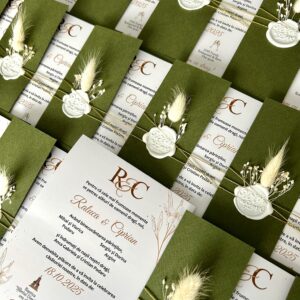 Invitație de nuntă handmade verde olive cu sigiliu din ceară și flori uscate