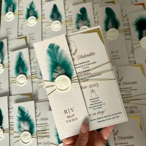 Invitație de nuntă handmade cu pana turcoaz, sigiliu din ceară și margini aurii