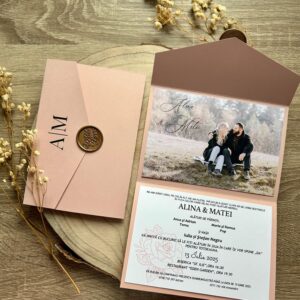 Invitație de nuntă powder pink cu poza mirilor și sigiliu de ceară