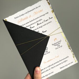 Invitație de nuntă cu plic negru și foiță aurie