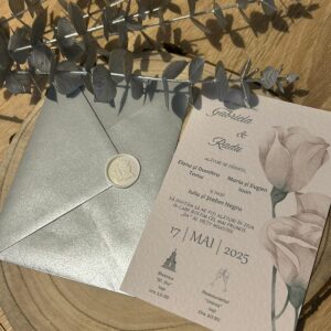 Invitație de nuntă texturată cu sigiliu alb și plic argintiu