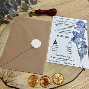 Invitație de nuntă cappuccino cu sigiliu din ceară alb și design floral iris
