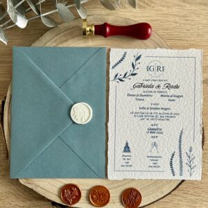 Invitație de nuntă texturată cu sigiliu alb și plic albastru aqua