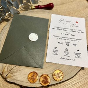Invitație de nuntă texturată cu sigiliu alb și plic argintiu închis