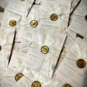 Invitație de nuntă cu sigiliu, șnur și pană