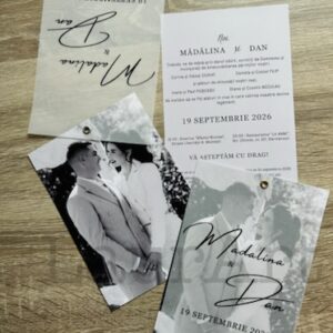 Invitație de nuntă cu poza mirilor - capsă