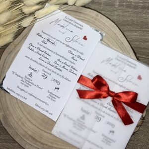 Invitație de nuntă tip carte cu fundă și margini argintii