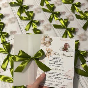 Invitație botez băiețel cu poză bebe fundă verde